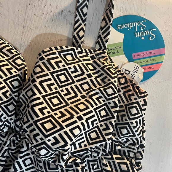 Swim Solutions Monochrome Geometric One Piece swim suit, nwt, 24w - Picture 5 of 10